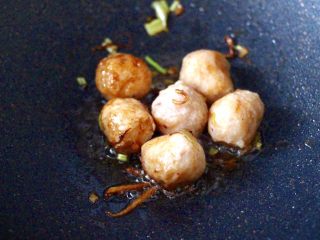 7、茼蒿墨鱼丸子汤,大火快速翻炒均匀后。