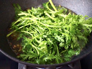 11、茼蒿墨鱼丸子汤,这个时候放入洗净的茼蒿。