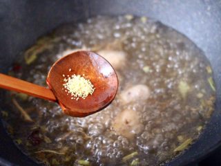 10、茼蒿墨鱼丸子汤,再加入鸡精增加口感。