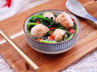 14、茼蒿墨鱼丸子汤,鲜美无比又营养丰富，每天喝上一碗，保证你皮肤水润光滑有弹性。