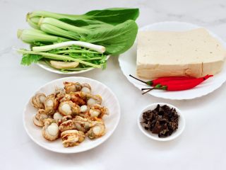 1、海鲜木耳豆腐羹,首先备齐所有的食材，扇贝肉我是提前煮熟扒出肉。