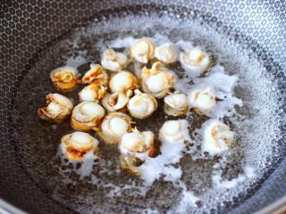 7、海鲜木耳豆腐羹,清理干净的扇贝肉再焯一下水，这样煮出来的汤汁清澈不浑浊。