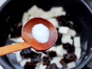 9、海鲜木耳豆腐羹,根据个人口味加入适量的盐调味。