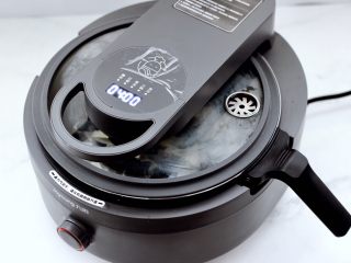 10、海鲜木耳豆腐羹,启动炒菜机设置5分钟，开始煮汤。