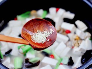 14、海鲜木耳豆腐羹,再加入鸡精调味。