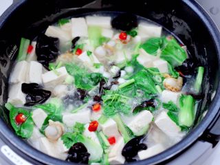 15、海鲜木耳豆腐羹,大火煮沸后，撒上葱花和香菜段，姜末即可。