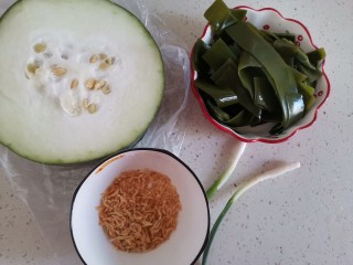 1、冬瓜海带汤,准备食材备用