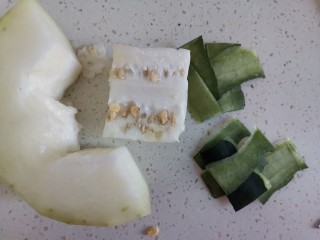 2、冬瓜海带汤,冬瓜去皮去籽