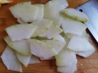 3、冬瓜海带汤,洗干净切薄片