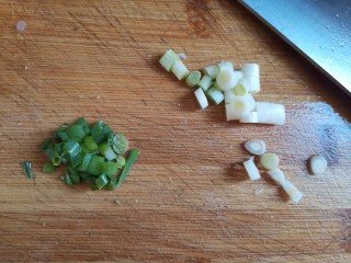4、冬瓜海带汤,葱白切段，葱叶切成葱花