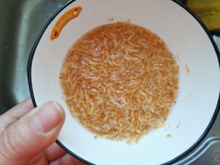 6、冬瓜海带汤,虾皮洗干净备用