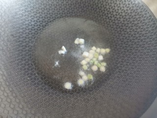 8、冬瓜海带汤,下入葱白炒香