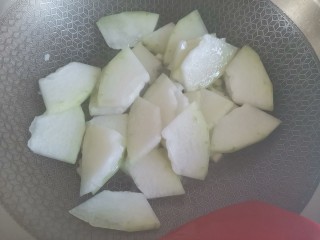 9、冬瓜海带汤,下入冬瓜翻炒片刻