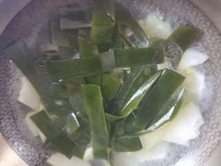 11、冬瓜海带汤,再下入海带继续煮开