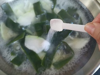 12、冬瓜海带汤,加入适量的盐调味