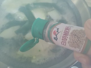 13、冬瓜海带汤,加入适量白胡椒粉