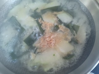 14、冬瓜海带汤,下入虾皮翻拌均匀