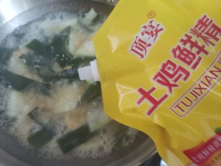 15、冬瓜海带汤,加入适量的鸡精搅拌均匀