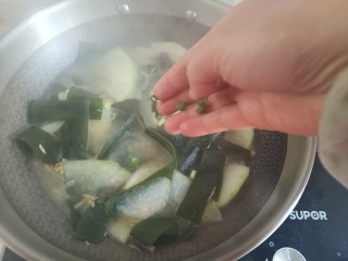 16、冬瓜海带汤,撒上葱花即可