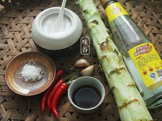 1、夏天小菜~凉拌莴笋,准备好材料。