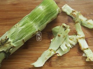 2、夏天小菜~凉拌莴笋,先把莴笋去皮，用小刀，从硬的那头开始把皮撕下来，后面比较簿的部位直接用削皮的刀削掉外皮就行了