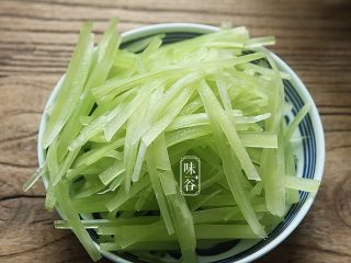 3、夏天小菜~凉拌莴笋,去皮后把莴笋切成丝