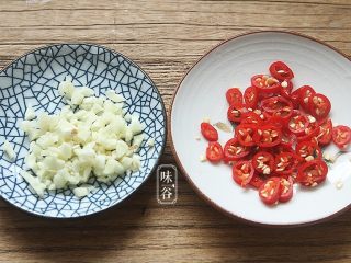 4、夏天小菜~凉拌莴笋,蒜剁碎，辣椒切小圈。