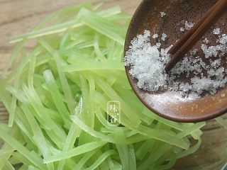 8、夏天小菜~凉拌莴笋,放入一小匙白糖；