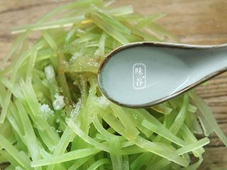 11、夏天小菜~凉拌莴笋,4匙白醋;