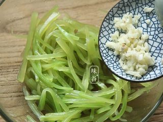 12、夏天小菜~凉拌莴笋,倒入蒜蓉;