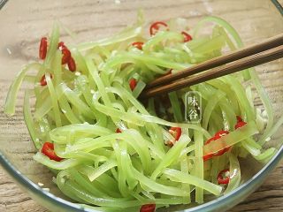 13、夏天小菜~凉拌莴笋,倒入辣椒,搅拌均匀即可;