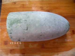 3、祛湿消肿瘦身的冬瓜薏仁汤,冬瓜去皮洗净