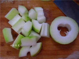 4、祛湿消肿瘦身的冬瓜薏仁汤,煲汤的冬瓜尽量大块，否则汤煲好后冬瓜不成型，全部融化在水里了