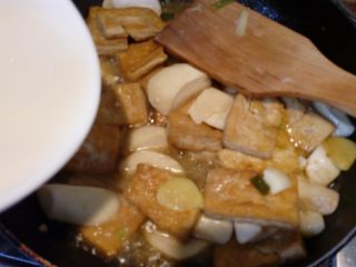 10、菌茹烩豆腐,取5克生粉加水搅匀，倒入锅中，勾一层薄芡，收一收汤汁。