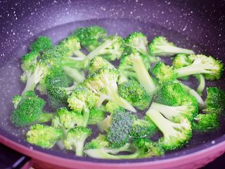 3、西兰花炒腊肠,锅中烧开水，加入少许的盐和食用油，再放入西兰花焯水一分钟