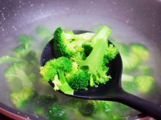 4、西兰花炒腊肠,捞出控干水分备用