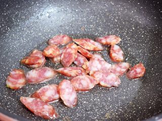5、西兰花炒腊肠,另起锅倒入适量的食用油烧热，放入腊肠翻炒至变色