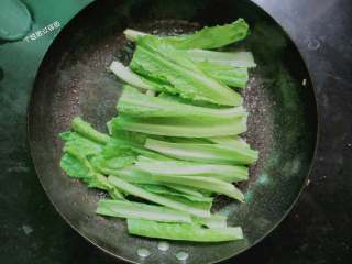 5、蒜蓉油麦菜,下油麦菜的根部部分,快速翻炒几下