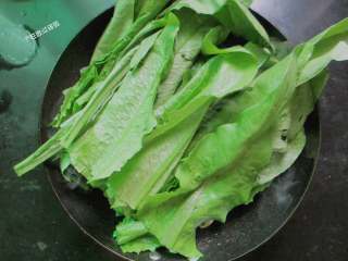 6、蒜蓉油麦菜,大火快速翻炒,加剩余的叶子部分