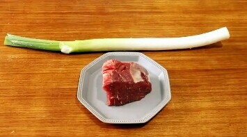 1、葱爆牛肉,准备好材料。