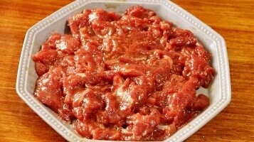 5、葱爆牛肉,加入一点油，抓匀，备用。