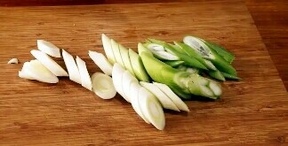 6、葱爆牛肉,将大葱洗净，切成段备用。