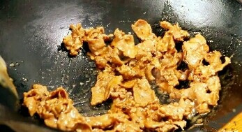 8、葱爆牛肉,炒至牛肉变色后断生盛出。