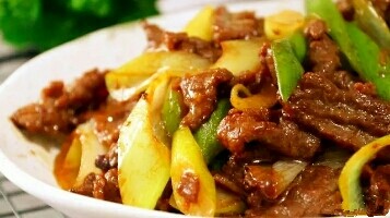 13、葱爆牛肉,美味出锅啦，好香呀！！