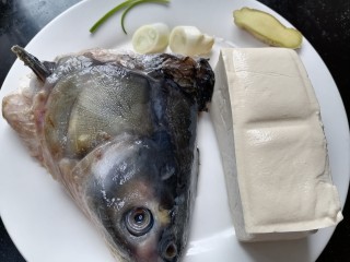 1、豆腐鱼头汤,准备好所需材料