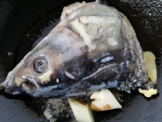 8、豆腐鱼头汤,一面煎好翻一面继续煎