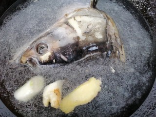 9、豆腐鱼头汤,加入适量清水开始炖煮