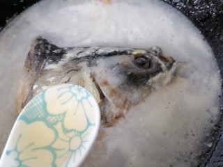 10、豆腐鱼头汤,煮一会加入一勺黄酒去腥