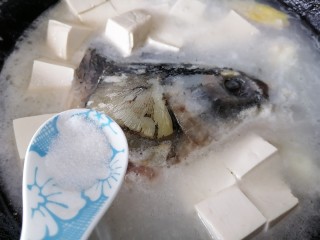 11、豆腐鱼头汤,加入适量盐调味然后小火慢炖半个小时左右