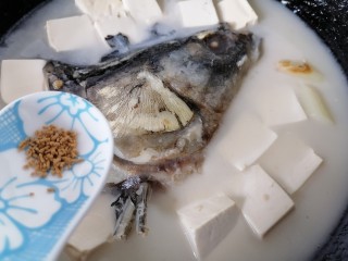 12、豆腐鱼头汤,最后加入少许鸡精提鲜